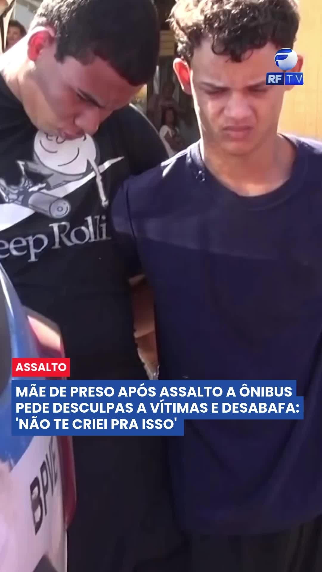 🚨 "NÃO TE CRIEI PARA ISSO!"
A mãe de um dos presos após o assalto a um ônibus na Avenida Brasil, no Rio, se desesperou ao saber da prisão do filho.
Aos prantos, em frente à delegacia, ela desabafou:
"É o presente que me deu no Dia das Mães?"
O crime aconteceu nesta quarta-feira (7). Os assaltantes renderam o motorista e roubaram passageiros de um "frescão" na altura de Irajá, Zona Norte.
A mãe ainda pediu desculpas às vítimas e chegou a cair no chão de tanta emoção.
#AssaltoRJ #AvenidaBrasil #BalançoGeral #RioDeJaneiro #RFTV #Notícia #DiaDasMães