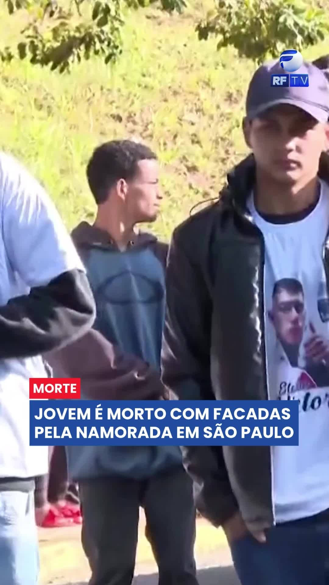 🚨 POLÍCIA PROCURA JOVEM SUSPEITA DE MATAR O COMPANHEIRO COM FACA 🚨
Victor Medeiros morreu após ser atingido com um golpe de faca em Itapecerica da Serra, na Grande São Paulo.
A principal suspeita do crime é a própria companheira da vítima. Segundo a polícia, foi ela quem levou Victor ao pronto-socorro depois do ataque.
A jovem está foragida, e a Polícia Civil segue nas buscas para localizar a suspeita e esclarecer os detalhes do caso.
#Crime #ItapecericaDaSerra #VictorMedeiros #Investigação #Polícia #Violência #Esfaqueamento #Justiça