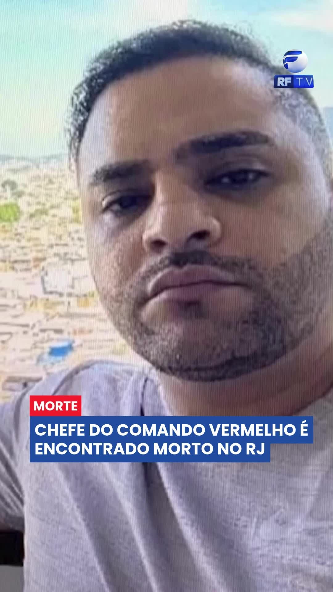 🚨 MORTE DE CHEFE DO CV NO RIO ESTÁ SENDO INVESTIGADA 🚨
A polícia investiga as circunstâncias da morte de Fhillip da Silva Gregório, conhecido como "Professor", apontado como um dos principais traficantes da facção Comando Vermelho (CV) na capital fluminense.
"Professor" tinha forte atuação no tráfico de drogas e era considerado um dos nomes mais influentes dentro da estrutura do CV no Rio de Janeiro.
As autoridades agora trabalham para esclarecer se a morte foi resultado de uma disputa interna, ação de facção rival ou intervenção policial.
#ComandoVermelho #RJ #TráficoDeDrogas #Investigação #Polícia