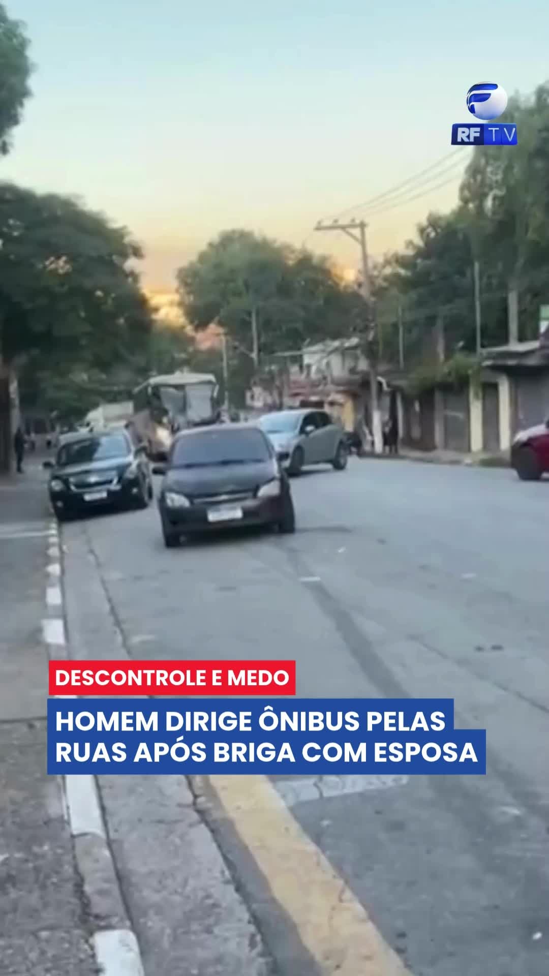 Um homem de 35 anos causou momentos de terror ao dirigir um ônibus desgovernado pelas ruas de Carapicuíba, na Grande São Paulo. Segundo informações preliminares, ele teria discutido com a esposa após uma crise de ciúmes — e logo depois assumiu o volante do coletivo de forma perigosa.
Imagens gravadas por testemunhas mostram o veículo avançando pelas vias enquanto pedestres correm desesperados e motoristas tentam desviar.
Felizmente, ninguém se feriu. O caso segue sendo investigado.
#Carapicuíba #Ocorrência #Polícia #ÔnibusDesgovernado #GrandeSP #Segurança #JornalismoRFTV