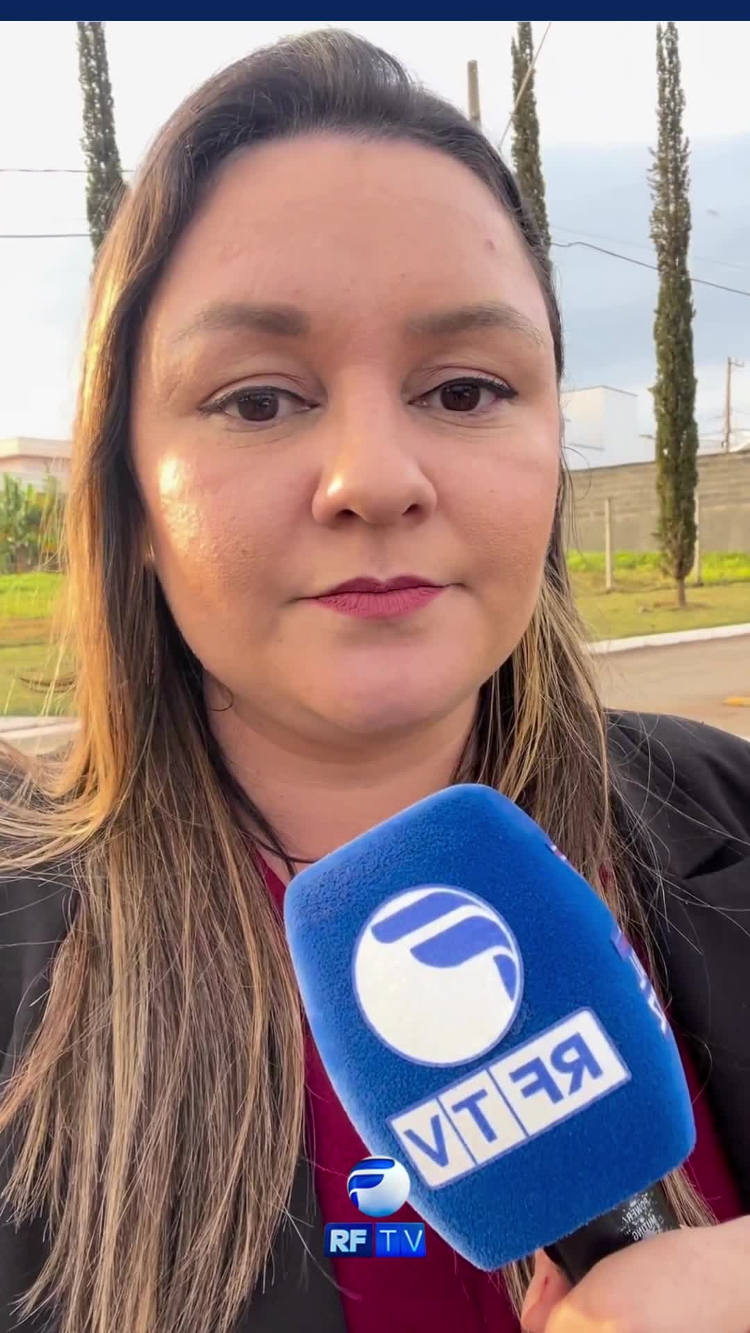🚨 Tragédia em Limeira (SP): homem mata esposa e bebê de 2 meses e tira a própria vida
Um homem matou a tiros a própria esposa e o filho de apenas 2 meses, no Parque Roland, em Limeira, nesta sexta-feira (6).
Após o duplo homicídio, o autor do crime, identificado como Rafael Horta — que atuava como procurador jurídico municipal — cometeu suicídio.
De acordo com o delegado João Vasconcelos, as mortes teriam ocorrido ainda pela manhã, antes das 7h. O crime foi descoberto por volta das 11h, quando o pai de Rafael foi até a casa para buscar o neto.
A Prefeitura de Limeira emitiu nota lamentando o ocorrido.
Mais detalhes sobre o caso você acompanha na programação da RFTV.
#Limeira #TragédiaEmLimeira #Feminicídio #Infanticídio #ViolênciaDoméstica