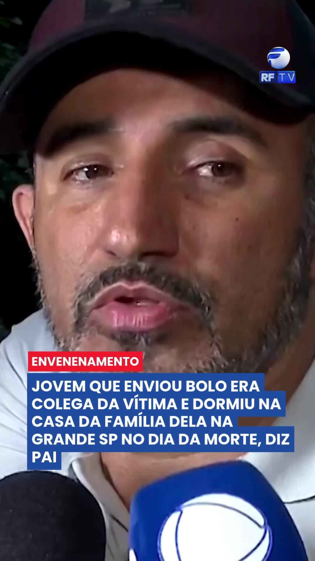 🚨 MISTÉRIO E TRAGÉDIA: JOVEM DE 17 ANOS MORRE APÓS COMER BOLO ENVIADO POR COLEGA 🚨
Ana Luiza, de 17 anos, morreu após comer um bolo de pote com um bilhete misterioso, entregue por um motoboy em Itapecerica da Serra (SP).
A adolescente chegou a enviar um áudio para amigos tentando descobrir quem havia mandado o doce. Após passar mal duas vezes, ela não resistiu e morreu a caminho do hospital.
A polícia descobriu que a autora do envio foi uma colega da vítima, que havia dormido na casa da família no mesmo fim de semana. A jovem, também de 17 anos, confessou o ato e foi apreendida.
A causa da morte ainda será confirmada por laudo toxicológico.
#CasoAnaLuiza #Envenenamento #Justiça #ItapecericaDaSerra #Tragédia #Investigação #Notícia #RFTV