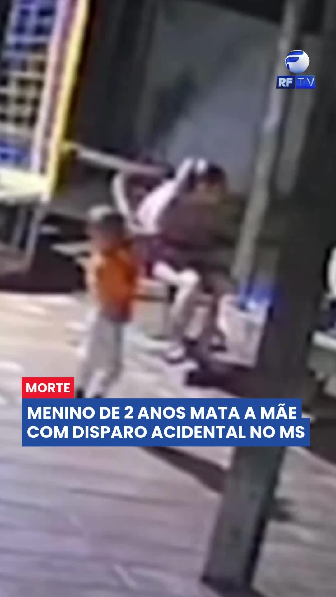 🚨 Tragédia em família no Mato Grosso do Sul.
Uma mulher de 27 anos morreu após ser atingida por um disparo acidental feito pelo próprio filho, de apenas 2 anos, na noite de sexta-feira (13), em Rio Verde de Mato Grosso.
O menino encontrou a pistola 9mm sobre uma mesa na varanda da casa e, ao manusear a arma, acabou apertando o gatilho.
A vítima foi atingida no braço e no tórax. Imagens de uma câmera de segurança registraram o momento em que ela ainda tentou se levantar, mas caiu logo em seguida.
O marido recolheu a arma e tentou prestar socorro. A mulher chegou a ser levada ao hospital, mas não resistiu aos ferimentos.
A polícia investiga o caso.
#Tragédia #MatoGrossoDoSul #RioVerdeDeMatoGrosso #DisparoAcidental #ViolênciaDoméstica #Armas