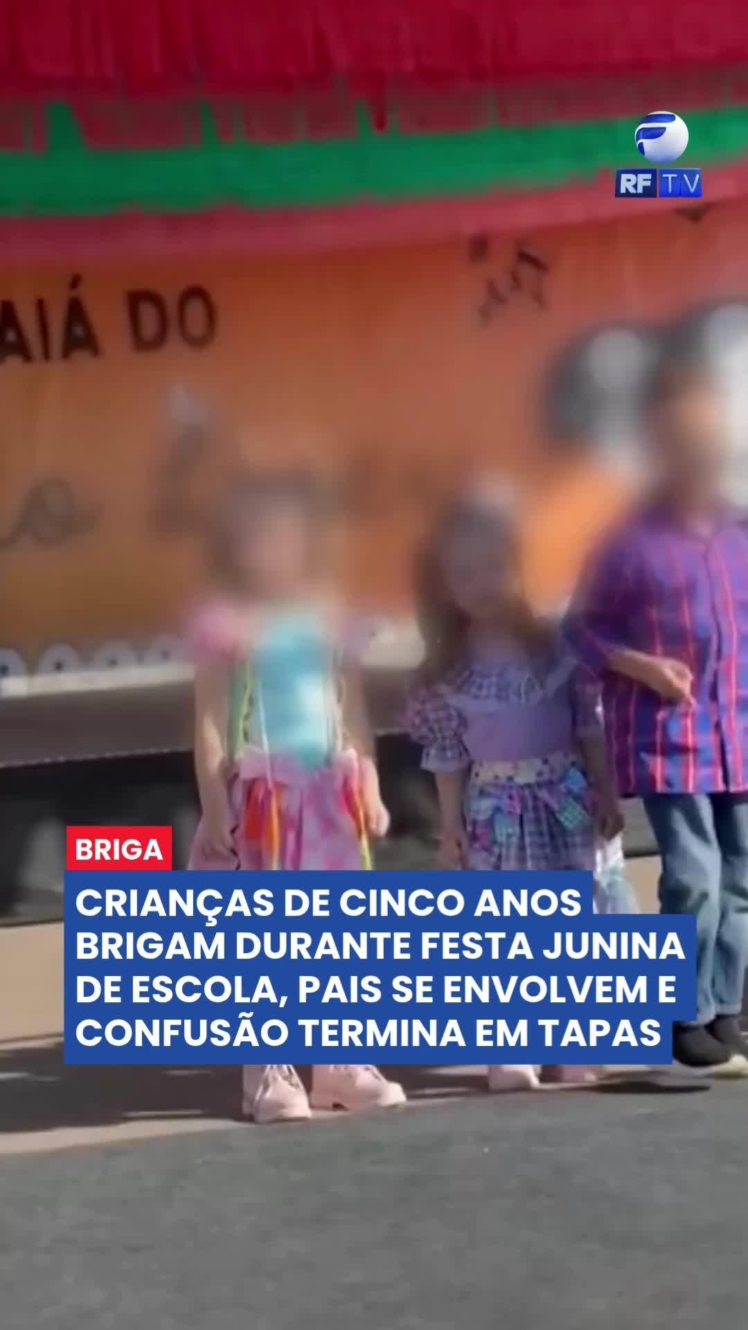 🚨 Inacreditável! Durante uma festa junina escolar, um homem de 41 anos foi flagrado agredindo uma criança de 4 anos em Vicente Pires, no Distrito Federal.
O analista de sistemas Douglas Filipe Parisio Lima derrubou o menino no chão, apontou o dedo em seu rosto e ainda o segurou pelo pescoço. Tudo aconteceu após uma briga entre o filho do agressor, de 3 anos, e a vítima.
Em depoimento, Douglas disse à polícia que o filho dele estaria sendo agredido com frequência pela outra criança e que "perdeu a cabeça" durante a festa.
As imagens da agressão circulam nas redes e causaram revolta. O caso está sendo investigado.
#ViolênciaInfantil #Justiça #DistritoFederal #VicentePires #Agressão #Criança #Indignação
