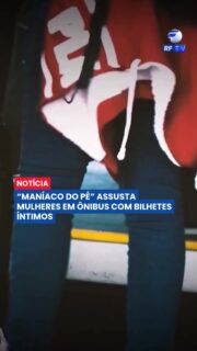 “Maníaco do Pé”: homem assusta mulheres ao deixar bilhetes em ônibus.

Um homem está assustando passageiras dentro de ônibus ao deixar bilhetes anônimos dentro de bolsas e mochilas sem que elas percebam. Nas mensagens, ele faz elogios íntimos aos pés das mulheres e diz que gostaria de “massagear os pezinhos delas”, comportamento que levou ao apelido de “Maníaco do Pé”.

Pelo menos sete mulheres já relataram ter sido abordadas, incluindo duas menores de idade. A polícia informou que um suspeito já foi identificado — ele seria ex-namorado de uma das vítimas — e o caso pode ser enquadrado como importunação sexual e perseguição.