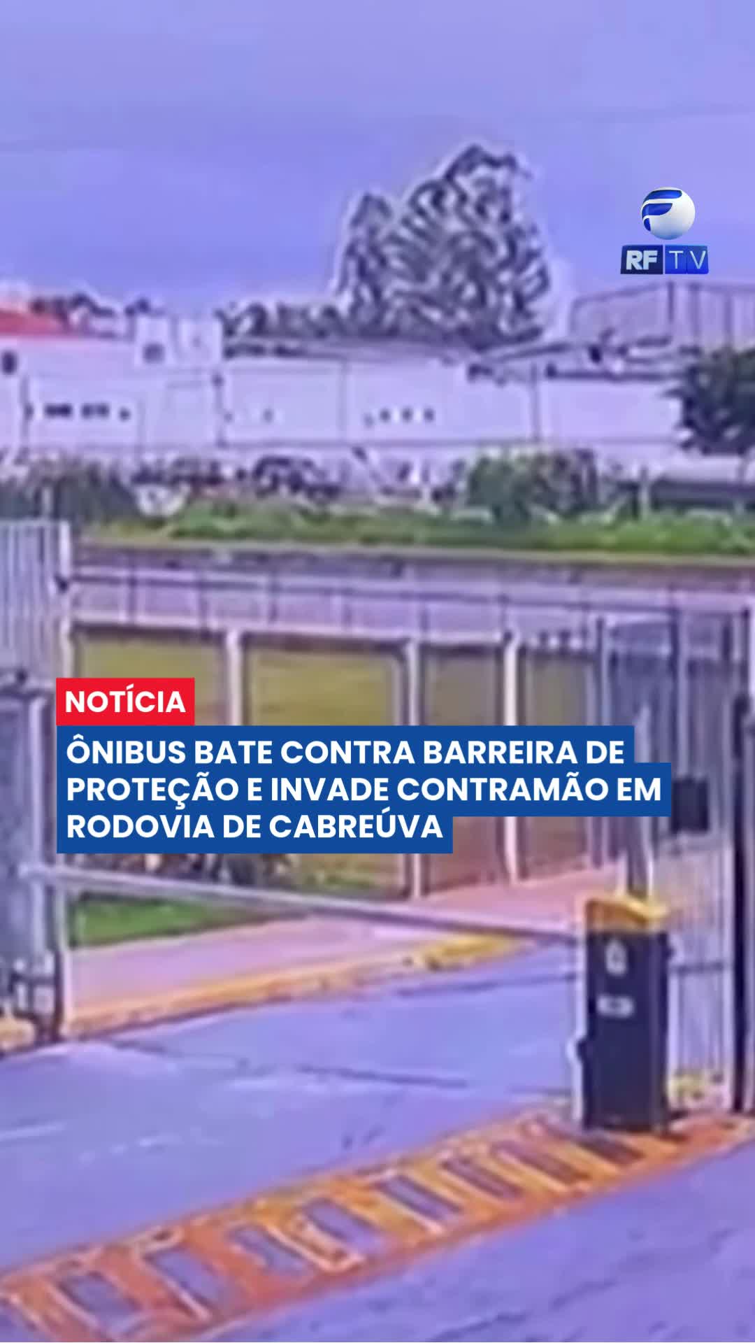 🚍 Ônibus invade contramão após bater em barreira na SP-300

Um ônibus sem passageiros bateu contra a barreira de proteção e invadiu parte da pista contrária nesta quinta-feira (26), no km 82 da Rodovia Dom Gabriel Paulino Bueno Couto (SP-300).

Imagens de câmera de segurança mostram o momento em que o motorista perde o controle da direção, atinge a defensa de concreto e, na sequência, atravessa parcialmente a contramão.

Segundo a prefeitura e a empresa responsável, o condutor é mecânico e levava o veículo para a garagem. Ele foi encaminhado para atendimento médico e não sofreu ferimentos graves.

A empresa Rápido Luxo informou que abriu sindicância para apurar as causas do acidente. Já a concessionária Via Colinas, que administra o trecho, informou que as duas faixas ficaram bloqueadas e o tráfego seguiu pelo acostamento até a última atualização.

Equipes estiveram no local para atendimento da ocorrência.

#SP300 #Acidente #Trânsito #InteriorSP #SegurançaViária