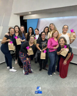 Homenagem especial às mulheres da RFTV 🌷

Hoje foi um dia de reconhecimento e carinho na RFTV. Em comemoração ao Dia Internacional da Mulher, realizamos uma homenagem especial para todas as mulheres que fazem parte da nossa equipe.

As colaboradoras das cidades de Limeira e Campinas receberam presentes como forma de agradecimento pela dedicação, talento e contribuição diária para o crescimento da emissora.

Durante a homenagem, Fátima Silveira, esposa do diretor da RFTV, Luciano Araújo, destacou a importância das mulheres em todos os ambientes — no trabalho, na família e na sociedade.

No dia 8 de março, desejamos a todas as mulheres um Feliz Dia Internacional da Mulher! 💐

#DiaInternacionalDaMulher #MulheresDaRFTV #Homenagem #Reconhecimento #Gratidão #Limeira #Campinas #EquipeRFTV #8DeMarço #MulheresQueInspiram #JuntasSomosMaisFortes