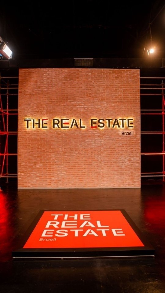 A RFTV está exibindo o primeiro reality de construção civil do Brasil, dedicado ao universo da construção e da reforma.

No terceiro episódio de The Real Estate Brasil, a disputa fica ainda mais intensa. Gabriela ou Adryel: quem vai sentir a pressão e ver a casa cair? As decisões ficam cada vez mais difíceis e qualquer erro pode custar caro na competição.

Enquanto isso, 15 incorporadores seguem na corrida por apenas 3 vagas para participar da construção da casa mais famosa do Brasil. Será que eles estão preparados para encarar esse desafio?

📺 Exibição: domingos, às 20h
🔁 Reapresentação: terças-feiras, às 21h

Onde assistir:
RFTV – TV aberta canal 8.1
TVRO da Embratel (canal 120)
YouTube e App RFTV Play

#TheRealEstateBrasil #RealityDaConstrução #ConstruçãoCivil #RFTV #RealityShow Arquitetura Engenharia Reforma MercadoImobiliário