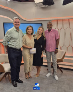 Qual é o papel da tecnologia quando o foco é o ser humano?

A educação vive uma transformação profunda — e quem acompanha as tendências globais sai na frente.

Recebemos em nosso estúdio, para o Painel Regional, Saviana Navarro, mantenedora do Colégio RDS Swiss, e Sergio Gonçalves, diretor de Marketing da instituição, para uma conversa sobre os caminhos da educação no cenário atual.

Saviana representou o colégio na Bett UK 2026, maior feira mundial de tecnologia e inovação para a educação, realizada em Londres. Na entrevista, falamos sobre gestão escolar, inteligência artificial, ensino bilíngue, educação socioemocional e internacionalização do ensino.

Um debate essencial para pais, educadores e gestores que pensam o presente com os olhos no futuro da aprendizagem.