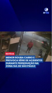 🚨 Perseguição termina em caos na zona leste de São Paulo

Uma perseguição policial a um menor de idade provocou uma sequência de acidentes na avenida Sapopemba. Tudo começou após o jovem furtar um carro que estava estacionado em frente a uma padaria, na Vila Mariana.

Durante a fuga em alta velocidade e pela contramão, ele perdeu o controle e bateu contra a via. A viatura que vinha logo atrás também se envolveu no acidente e acabou invadindo um posto de combustíveis. Para evitar atingir pedestres, os policiais desviaram e colidiram com outro veículo.

Um motociclista viveu momentos de tensão e precisou saltar da moto ainda em movimento para não ser atingido. O veículo foi arremessado por cerca de 20 metros.

Apesar do susto e dos prejuízos materiais, ninguém ficou gravemente ferido. O menor foi apreendido e confessou o crime.

#SãoPaulo #ZonaLeste #Perseguicao #PoliciaMilitar #Acidente #Transito #Seguranca #Noticias #Brasil #Jornalismo