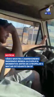 Vídeo mostra caminhoneiro bebendo antes de atropelar e matar estudante em SP
Imagens obtidas pela Polícia Civil mostram o caminhoneiro Matheus Henrique Poly Garcia, de 37 anos, ingerindo bebida alcoólica momentos antes do acidente que matou a estudante Joyce Akemi Santana Muraoka, de 19 anos, em Jacupiranga, no interior de São Paulo.
A jovem estava em um ponto de ônibus a caminho da faculdade quando foi atingida pelo caminhão na Rodovia José Edgard Carneiro (SP-193). Um homem de 45 anos também foi atropelado e permanece internado em estado grave.
Segundo testemunhas, o caminhão estava em alta velocidade quando perdeu o controle. O motorista foi detido no local, mas acabou liberado após afirmar que o verdadeiro condutor teria fugido pela mata.
#Jacupiranga #SãoPaulo #Acidente #Rodovia #Estudante #CasoPolicial #Trânsito #Segurança #Notícia #Brasil #Jornalismo