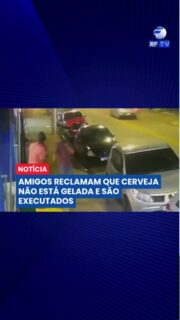 Discussão por cerveja termina em morte na Grande SP

Novas informações da polícia apontam que dois amigos vindos do Nordeste e mortos em Diadema foram vítimas de uma discussão considerada banal em um bar.

Segundo a investigação, Maicon e Marcos reclamaram que a cerveja do estabelecimento não estava suficientemente gelada. A queixa teria provocado um desentendimento com um terceiro homem.

Após a discussão, os dois seguiram para outro bar. No entanto, o suspeito teria ido atrás das vítimas e cometido o crime.

Uma imagem que circula mostra o momento da ação. O caso está sendo investigado pela polícia.

🚨 Mais informações a qualquer momento.

#polícia #crime #diadema #saopaulo #notícias #urgente