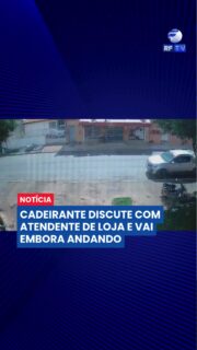 Cadeirante se levanta durante discussão e surpreende atendente em Cuiabá

Uma cena inusitada chamou a atenção em Cuiabá (MT). Um cadeirante foi até uma assistência técnica para colocar crédito no celular, mas acabou discutindo com o atendente. Após ir embora, o funcionário percebeu que o cliente havia esquecido um comprovante e saiu atrás dele para devolver.

Foi nesse momento que tudo ficou ainda mais surpreendente: no meio da discussão, o homem simplesmente se levantou da cadeira de rodas, deixando o atendente, identificado como Waldemir, assustado. Em seguida, ele seguiu andando e empurrando a própria cadeira.

O episódio curioso gerou repercussão e levanta questionamentos sobre o que realmente aconteceu.

#Cuiabá #MatoGrosso #CasoInusitado #Viral #Brasil #Notícia #Curiosidade #Aconteceu #Impressionante