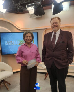 Ontem, o Painel Regional recebeu o Dr. Júlio César Ballerini, advogado civil e trabalhista, ex-magistrado e professor de Direito.

Durante a entrevista, conversamos sobre os impactos da proposta que pretende reduzir a jornada semanal de trabalho para 36 horas sem redução salarial e como essa possível mudança pode afetar trabalhadores, empresas e o mercado de trabalho no Brasil.

Se você perdeu a entrevista, não se preocupe! O conteúdo completo já está disponível no nosso canal no YouTube.

#PainelRegional #RFTV #DireitoTrabalhista #JulioCesarBallerini #JornadaDeTrabalho #Noticias #Entrevista #MercadoDeTrabalho
