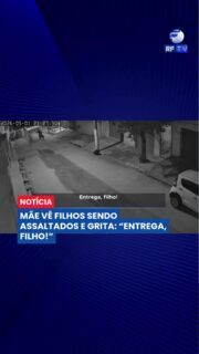 😰 Mãe vê filhos sendo assaltados da sacada e pede para não reagirem
Uma mãe viveu momentos de desespero ao presenciar os dois filhos sendo assaltados na rua. Ao perceber a ação dos criminosos, ela começou a gritar da sacada para que os jovens não reagissem e entregassem os pertences.
“Entrega, filho!”, dizia a mulher durante o assalto, tentando evitar que algo mais grave acontecesse.
A cena chamou atenção pela tensão e pelo desespero da mãe ao acompanhar toda a ação à distância.
#Assalto #Segurança #Família #Violência #Polícia #Brasil #Notícia #Criminalidade