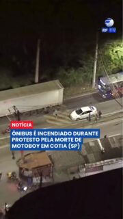 Um ônibus foi incendiado durante um protesto pela morte de um motoboy em Cotia (SP).
Moradores bloquearam a via em um ato de revolta após a tragédia, causando interdição e tensão no local. Imagens do incêndio assustaram quem passava pela região e mobilizaram equipes de emergência.
As circunstâncias do acidente e do protesto ainda serão apuradas pelas autoridades.
#Cotia #Protesto #ÔnibusIncendiado #Trânsito #Motoboy #SãoPaulo