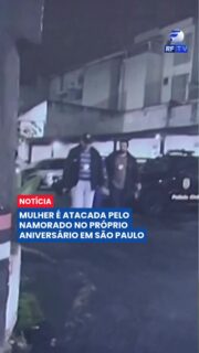 Uma mulher sofreu uma tentativa de feminicídio no dia do próprio aniversário, na Grande São Paulo.
Câmeras de segurança registraram o momento em que o companheiro da vítima, armado com uma faca, parte para cima dela durante uma discussão.
A mulher foi socorrida por vizinhos até a chegada do resgate e está se recuperando, sem risco de vida. Após o crime, o suspeito fugiu e ainda não foi localizado pelas autoridades.
#ViolênciaContraMulher #Feminicídio #GrandeSP #SãoPaulo #Segurança