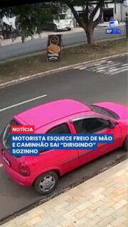 Parece cena de filme, mas aconteceu de verdade!
Um caminhão atravessou uma avenida sozinho, invadiu o canteiro central e quase entrou em uma loja de salgados. E o mais assustador: não tinha ninguém ao volante!
Segundo o motorista, ele desceu para pegar uma nota fiscal e esqueceu de puxar o freio de mão. Por sorte, ninguém ficou ferido.
As imagens impressionam e mostram o perigo de um simples descuido no trânsito.
#CaminhãoFantasma #Trânsito #Acidente #PerigoNoTrânsito #Flagrante