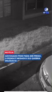 Um homem foi preso em flagrante após ir até a Central de Flagrantes de Londrina, no Paraná, pedir para ser preso e, minutos depois, voltar ao local e quebrar uma vidraça com uma garrafa.

O caso aconteceu nesta terça-feira (19), no Centro da cidade. Segundo informações da polícia, o suspeito teria ido até a delegacia inicialmente dizendo que queria ser detido. Após sair do local, ele retornou alterado e danificou a estrutura do prédio.

O homem foi contido e preso em flagrante. 🚔

#Londrina #Parana #Policia #Prisao #Noticias #Brasil #CentralDeFlagrantes #RFTV