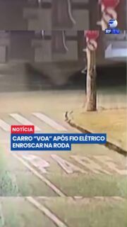 Um carro chamou a atenção de moradores ao parecer “voar” após um fio solto da rede elétrica enroscar na roda do veículo.

Imagens registraram o momento em que o automóvel é levantado da pista e acaba parado, escorado na parede de uma loja. A cena impressionou quem passava pelo local.

Apesar do susto e dos danos causados pelo incidente, a motorista Evelin e sua irmã, Nikeli, saíram ilesas.

📹 O vídeo do momento tem repercutido nas redes sociais pela força do impacto e pela situação inusitada.

#Acidente #Carro #RedeElétrica #Susto #Vídeo #Trânsito #Notícias