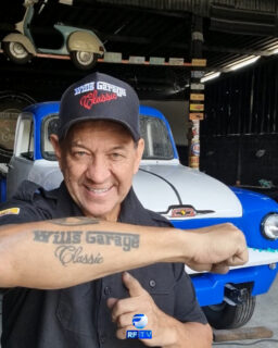🚗🔥 Domingo é dia de emoção, motores e verdadeiras relíquias na tela da RFTV!
No SOS Caranga, você acompanha restaurações impressionantes de carros antigos que chegam praticamente sem vida e são transformados em verdadeiras máquinas de tirar o fôlego nas mãos de Will e sua equipe.
Cada projeto é um grande desafio: muita negociação, correria na oficina, conflitos, pressão por prazos e entregas surpreendentes que emocionam os apaixonados por carros clássicos. Do ferro velho ao brilho impecável, o programa mostra toda a dedicação e paixão envolvidas na recuperação dessas relíquias sobre rodas.
📺 Não perca neste domingo, às 13h, na RFTV!
📡 Assista pela:
• TV aberta – canal 8.1
• TVRO Embratel – canal 120
• YouTube
• App RFTV Play
#SOSCaranga #RFTV #CarrosAntigos #Restauracao #CarrosClassicos #Automobilismo #Oficina #Reliquias