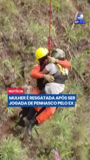 🚨 Mulher é resgatada após ser jogada de penhasco pelo ex-marido em MG

Ana Cláudia Rodrigues foi resgatada pelo Corpo de Bombeiros na Grande Belo Horizonte após ser jogada de um penhasco pelo ex-marido.

A operação mobilizou equipes de resgate e contou com o uso de binóculos térmicos, capazes de detectar calor corporal, o que ajudou na localização da vítima.

O caso causa indignação e reforça o alerta sobre a violência contra a mulher.

#MinasGerais #GrandeBH #CorpoDeBombeiros #ViolênciaContraMulher #Resgate #Notícia