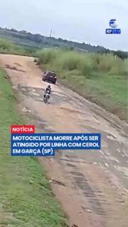 🚨 Tragédia no interior de São Paulo
Um motociclista morreu após ser atingido no pescoço por uma linha com cerol enquanto pilotava em Garça-SP. Roberto Godoi Junior, de 40 anos, voltava para casa depois de jogar futebol quando sofreu o acidente.
Imagens registraram o momento em que ele ainda tenta retirar a linha do pescoço antes de perder o controle da moto. Pessoas que estavam no local tentaram socorrê-lo até a chegada do Samu, mas ele não resistiu aos ferimentos.
Segundo a polícia, um homem utilizava linha chilena — considerada ainda mais cortante e perigosa — e deixou o local após o ocorrido.
⚠️ O uso de cerol e linha chilena é proibido e pode matar.
#Garça #Cerol #LinhaChilena #Acidente #Motociclista #InteriorDeSP #Segurança #Trânsito #SãoPaulo #Notícia #Urgente