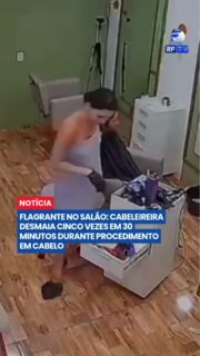 Vídeo de mulher tendo sequência de apagões em salão viraliza nas redes sociais
Uma câmera de segurança registrou o momento em que Camila sofreu vários apagões enquanto fazia o cabelo da irmã em um salão. O vídeo viralizou pela naturalidade da situação e pela reação tranquila das duas durante os episódios.
Segundo Camila, ela teve cerca de cinco desmaios rápidos em aproximadamente 30 minutos, algo que nunca havia acontecido dessa forma. Mesmo após os apagões, ela se levantava e continuava aplicando o produto normalmente, enquanto a irmã permanecia sentada aguardando o atendimento.
A jovem explicou que convive com o problema há anos e que, normalmente, consegue perceber sinais antes dos episódios, se deitando no chão para evitar bater a cabeça. Ela também afirmou que o vídeo foi publicado em tom de humor e que as imagens estão aceleradas.
#Viral #RedesSociais #SalaoDeBeleza #VideoViral #Desmaio #Internet #Noticias #Atualidades #Brasil #Curiosidades