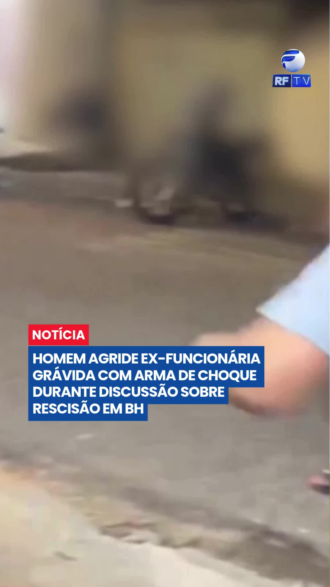 ⚠️ GRÁVIDA É AGREDIDA COM ARMA DE CHOQUE POR EX-PATRÃO EM BH

Uma mulher grávida de 24 anos foi agredida com uma arma de choque pelo ex-patrão na porta de um supermercado em Belo Horizonte. Segundo a vítima, a agressão aconteceu durante uma discussão sobre o pagamento de sua rescisão contratual.

Ela afirma que trabalhava sem registro em carteira e que passou a sofrer perseguições após apresentar um atestado médico por causa de um acidente ocorrido no ambiente de trabalho. O caso foi registrado pela Polícia Militar de Minas Gerais e deverá ser acompanhado pelo Ministério do Trabalho.

#BeloHorizonte #MinasGerais #Violência #Agressão #Grávida #PolíciaMilitar #DireitosTrabalhistas #Notícias #Brasil #Segurança
