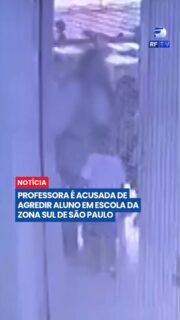 🚨 Uma professora é acusada de agredir um aluno dentro de uma escola na zona sul de São Paulo.

Segundo a mãe da criança, o menino chegou em casa com ferimentos após um desentendimento com uma professora substituta durante o período de aula. Imagens de câmeras de segurança mostram a educadora segurando o braço do aluno e realizando movimentos bruscos diante de outras crianças.

A família afirma ainda que o garoto teve os cabelos puxados e a cabeça batida contra a parede. Já a professora declarou que apenas interveio para separar uma briga entre alunos e que os machucados teriam ocorrido nessa situação.

📹 O caso está sendo investigado e, até o momento, a escola não se pronunciou oficialmente sobre o episódio.

#SãoPaulo #Escola #Educação #Investigação #Criança #Professora #Notícias