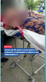 Idosa de 88 anos cai de maca durante transferência para ambulância em Pernambuco
Uma idosa de 88 anos sofreu uma queda de maca durante um atendimento médico em Cabo de Santo Agostinho, na Região Metropolitana do Recife. O acidente aconteceu enquanto ela era transportada para uma ambulância, após a trava do equipamento se soltar.
O momento foi registrado pela neta da paciente, que gravava um vídeo para atualizar familiares sobre a transferência da avó. As imagens repercutiram nas redes sociais e geraram questionamentos sobre a segurança no transporte de pacientes.
Em nota, a Secretaria Municipal de Saúde informou que a idosa recebeu atendimento imediato, passou por uma nova avaliação médica e permaneceu consciente após o incidente.
#Pernambuco #CaboDeSantoAgostinho #Saúde #AtendimentoMédico #Idosa #Notícia #Atualidades #Brasil
