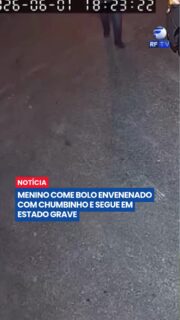 Arthur, de 11 anos, está internado em estado grave após ingerir um pedaço de bolo que continha chumbinho, veneno utilizado para matar ratos. O menino passou mal horas depois de consumir o doce que chegou em sua mochila e sofreu uma parada cardiorrespiratória, sendo reanimado e levado às pressas para o hospital.
Exames confirmaram a presença da substância tóxica no organismo da criança. O caso está sendo investigado pelas autoridades para esclarecer como o bolo envenenado chegou até Arthur.
#Arthur #Chumbinho #NovaIguaçu #EstadoGrave #PolíciaCivil #Investigação #Segurança #Alerta #Notícias #Brasil