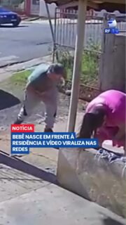 Parto acontece na calçada de casa e emociona milhões nas redes sociais
Uma mulher deu à luz em frente à própria residência em Ibaiti, no Norte do Paraná, após entrar em trabalho de parto e não conseguir chegar a uma unidade de saúde a tempo.
As imagens mostram o momento de tensão vivido pela família, que correu para buscar ajuda enquanto o bebê nascia de forma rápida e inesperada. Segundo relatos, o recém-nascido veio ao mundo com o cordão umbilical enrolado no pescoço, aumentando a preocupação de todos que estavam no local.
Moradores e uma vizinha prestaram os primeiros socorros até a chegada da equipe médica. O vídeo, publicado pela própria mãe, já ultrapassou 3 milhões de visualizações e tem emocionado milhares de pessoas nas redes sociais.
📲 O que você achou dessa história? Deixe sua opinião nos comentários.