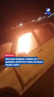 Uma mulher de 31 anos foi presa em Chapada Gaúcha (MG) após atacar o marido com um canivete e incendiar o carro dele. O caso ganhou repercussão porque a própria suspeita gravou o incêndio e publicou os vídeos nas redes sociais.
Nas gravações, ela afirma que o marido a deixava passar fome e fazia transferências via Pix para outra mulher. Em outro momento, aparece xingando o companheiro enquanto o veículo é consumido pelas chamas.
Segundo a Polícia Militar, o incêndio gerou risco para outras pessoas e foi além de um simples dano ao patrimônio. O homem sofreu um ferimento na mão e precisou de atendimento médico.
O caso foi registrado como lesão corporal, incêndio e dano qualificado pelo emprego de fogo. A mulher foi encaminhada à delegacia.
#MinasGerais #ChapadaGaucha #PoliciaMilitar #CasoPolicial #Incendio #ViolenciaDomestica #Noticias #Brasil #Atualidades
