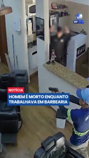 🚨 Barbeiro é executado dentro do próprio local de trabalho
Um homem foi morto a tiros enquanto trabalhava em uma barbearia, em Santa Catarina. Imagens de câmeras de segurança registraram o momento em que dois homens armados invadem o estabelecimento e efetuam diversos disparos contra a vítima.
Os suspeitos foram presos e confessaram à polícia que o crime teria sido ordenado por uma facção criminosa. Segundo as investigações, a principal linha apurada é de que a vítima integrava um grupo rival, o que teria motivado a execução.
O caso segue sob investigação para esclarecer todos os detalhes e possíveis envolvidos no planejamento do crime.
#SantaCatarina #Barbearia #Polícia #Crime #Violência #SegurançaPública #Investigação #FacçãoCriminosa #Notícias #Brasil