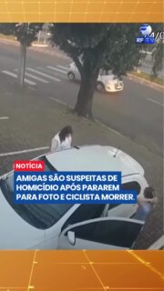 Mulheres são investigadas após morte de ciclista em ciclofaixa
Duas mulheres estão sendo investigadas por homicídio culposo após um acidente que terminou na morte de um ciclista de 54 anos, em Passo Fundo (RS).
Segundo a investigação, elas teriam parado em uma ciclofaixa para tirar fotos quando o ciclista colidiu com as duas. Com o impacto, ele caiu na pista de rolamento e acabou sendo atropelado por um carro. A vítima não resistiu aos ferimentos.
As mulheres já foram identificadas e devem prestar depoimento à Polícia Civil. As autoridades apuram se a presença delas na faixa exclusiva para ciclistas contribuiu diretamente para o acidente fatal.
O caso reacende o debate sobre o respeito às regras de trânsito e o uso correto dos espaços destinados a pedestres e ciclistas.
#Ciclista #Trânsito #PassoFundo #RioGrandeDoSul #Acidente #Ciclofaixa #SegurançaNoTrânsito #PolíciaCivil #Notícia