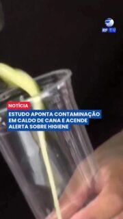 Estudo encontra contaminação em amostras de caldo de cana e acende alerta
Presente em feiras, lanchonetes e pontos de venda por todo o país, o caldo de cana é uma das bebidas mais consumidas pelos brasileiros. Mas um estudo realizado por pesquisadores da Universidade Federal de Uberlândia chamou a atenção para a importância dos cuidados com a higiene durante o preparo da bebida.
Os pesquisadores identificaram sinais de contaminação em todas as amostras analisadas e encontraram bactérias associadas a falhas na higienização de equipamentos, utensílios e no manuseio dos alimentos. Especialistas ressaltam que o resultado não significa que a bebida deva ser evitada, mas reforça a necessidade de consumir o produto em estabelecimentos que adotem boas práticas de higiene e armazenamento.
#CaldoDeCana #Garapa #Saúde #Alimentação #HigieneAlimentar #Pesquisa #UniversidadeFederalDeUberlândia #SegurançaAlimentar #Brasil #Notícia