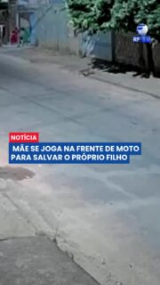 Mãe se joga na frente de moto para salvar o próprio filho
Um ato de amor e coragem marcou uma tragédia. Leiliane Pereira, de 32 anos, ficou gravemente ferida após ser atropelada por uma motocicleta ao tentar proteger o filho.
Segundo informações, ela conseguiu evitar que a criança fosse atingida ao se colocar na frente da moto. Leiliane segue internada em estado grave.
O motociclista sofreu apenas ferimentos leves, recebeu atendimento médico e já foi liberado.
#Acidente #MãeHeroína #Coragem #Brasil #Notícia #Trânsito #SegurançaNoTrânsito #Resgate #Atualização #InstagramNews