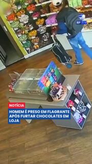 Um homem foi preso em flagrante pela Guarda Civil Metropolitana (GCM) após furtar uma bandeja de chocolates em uma loja de doces. Imagens do circuito interno de segurança registraram o momento em que o suspeito esconde os produtos por baixo da blusa enquanto finge observar as prateleiras.
Ao perceber a movimentação suspeita, uma funcionária do estabelecimento se posicionou na porta para tentar impedir a fuga. O homem chegou a mostrar um carrinho de compras vazio para tentar despistar, mas forçou a saída assim que percebeu que a polícia seria acionada.
A fuga durou pouco, pois uma equipe da GCM que patrulhava a região interceptou o suspeito. Os produtos foram recuperados e devolvidos à loja, e o caso foi encaminhado para a delegacia.
#Segurança #Crime #GCM #Flagrante #Notícias #Brasil #Polícia #Prevenção #SãoPaulo #Urgente
