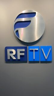 Você já parou para pensar em tudo o que acontece nos bastidores de uma emissora de TV? 

Por trás de cada imagem, existe uma estrutura técnica robusta e uma equipe em constante movimento.

Da central de controle ao set de gravação, a rotina é marcada por precisão e agilidade. O monitoramento de áudio, o corte de câmeras e a preparação técnica são elementos que compõem o dia a dia nos estúdios, longe dos holofotes. Confira como funciona essa engrenagem que não para e que sustenta a programação que você acompanha.

Acompanhe os detalhes da operação técnica e a dinâmica real dos nossos bastidores.