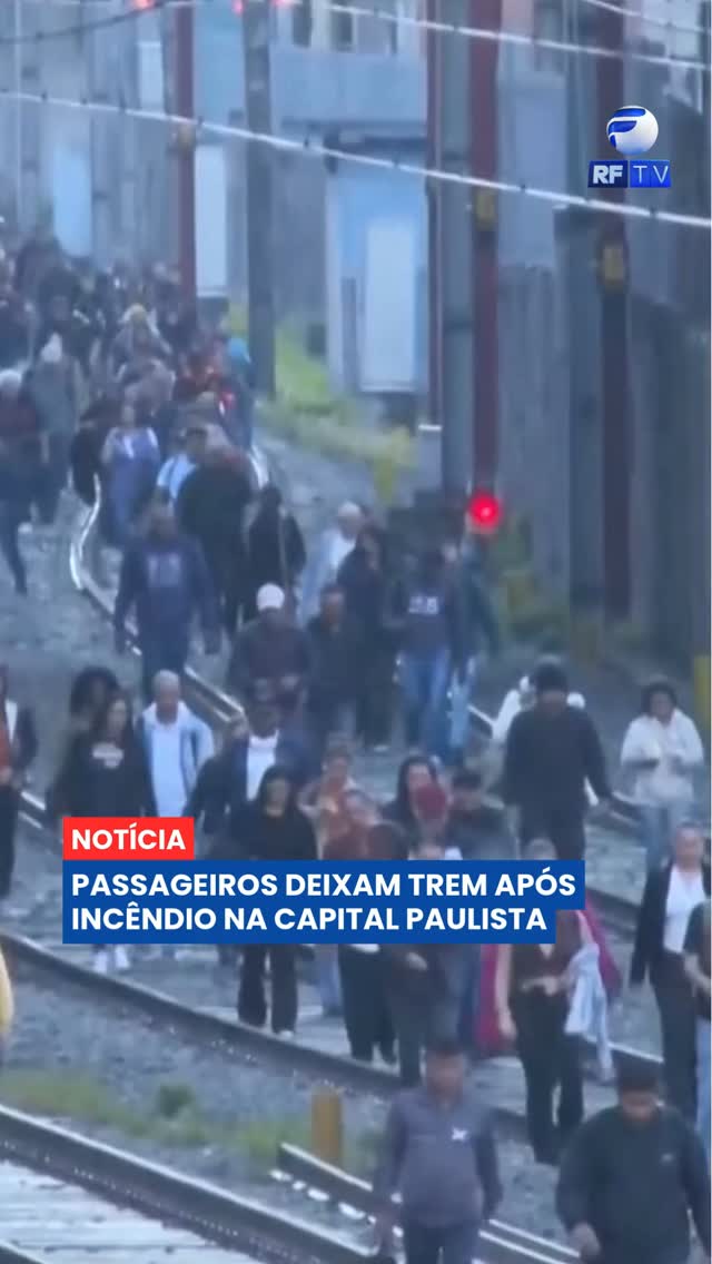 Um incêndio em um trem provocou uma manhã de transtornos para milhares de passageiros em São Paulo 🚆

As chamas atingiram uma composição da Linha 12-Safira entre as estações Brás e Tatuapé. Com o incidente, os passageiros precisaram deixar o trem e caminhar pelos trilhos até um local seguro. A ocorrência também afetou a circulação das linhas 11-Coral, 12-Safira e 13-Jade, causando atrasos e mudanças na operação. A operação do sistema de ônibus de apoio foi acionada para atender os usuários.

As causas do incêndio ainda são investigadas. Equipes trabalharam para restabelecer a circulação e normalizar o atendimento ao longo do dia.

Na sua opinião, quais medidas podem melhorar a segurança e reduzir os impactos de ocorrências no transporte público? 💬

#RFTV #PortalVeloz #SaoPaulo #TransportePublico #Noticias #Brasil