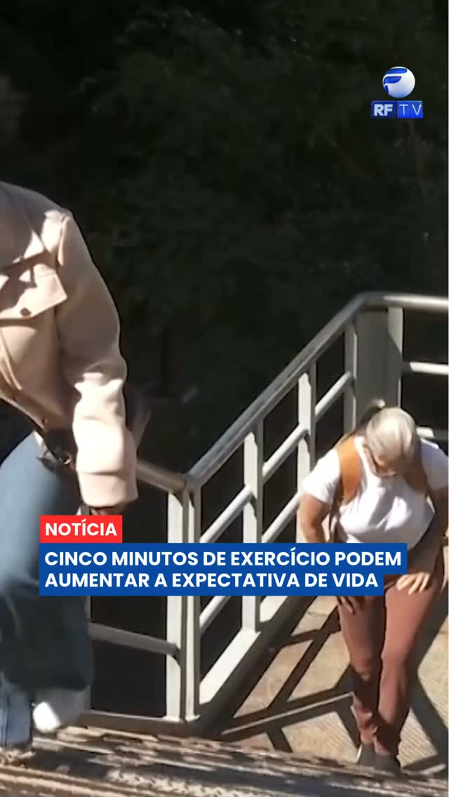 Nem sempre é preciso passar horas na academia para cuidar da saúde. ❤️

De acordo com um novo estudo, apenas cinco minutos diários de atividade física moderada já podem contribuir para aumentar a expectativa de vida. Atividades simples, como caminhar mais rápido ou subir escadas, ajudam a melhorar o funcionamento do coração e da respiração, especialmente entre pessoas sedentárias. A pesquisa acompanhou aproximadamente 135 mil pessoas e observou benefícios importantes mesmo com mudanças pequenas na rotina.

Os pesquisadores também chamam a atenção para outro hábito: diminuir o tempo sentado ao longo do dia. A combinação dessas pequenas mudanças pode representar ganhos significativos para a saúde e para a qualidade de vida.

Qual atividade você consegue incluir na sua rotina por pelo menos cinco minutos? 👇

#RFTV #PortalVeloz #Saude #AtividadeFisica #Noticias #Brasil