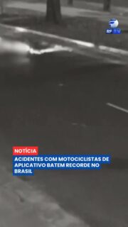 O número de acidentes envolvendo motociclistas e ciclistas que trabalham com aplicativos vem crescendo no Brasil. Dados do Ministério da Saúde apontam 34.211 acidentes de trabalho registrados entre 2023 e julho de 2026.

Somente em 2025, foram 11.579 notificações, alta de quase 35% em relação aos 8.582 casos registrados em 2023. A grande maioria das ocorrências envolveu motofretistas.

No Rio Grande do Sul, o cenário também preocupa. No primeiro trimestre de 2026, as mortes de motociclistas aumentaram 8% e as de passageiros de moto cresceram 25% em comparação com o mesmo período do ano anterior.

Especialistas apontam que a pressão por entregas rápidas pode contribuir para o aumento dos riscos enfrentados pelos trabalhadores. O Ministério Público do Trabalho também alerta para a possibilidade de subnotificação dos acidentes.

Você percebeu esse aumento nas ruas? Comente.

#RFTV #PortalVeloz #Transito #Motociclistas #Seguranca #Brasil