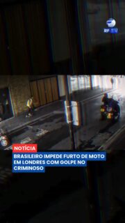 🥋 Um brasileiro impediu uma tentativa de furto de motocicleta em Londres, na Inglaterra, ao reagir contra um dos criminosos.
As imagens mostram o momento em que os suspeitos tentam levar a motocicleta. Ao perceber a ação, o brasileiro intervém e atinge um dos envolvidos com uma espécie de “voadora”.
A reação fez com que os criminosos interrompessem a tentativa e deixassem o local.
O caso foi registrado por câmeras de segurança e chamou atenção pela intervenção inesperada do brasileiro.
#RFTV #PortalVeloz #Londres #Furto #Noticias #Mundo