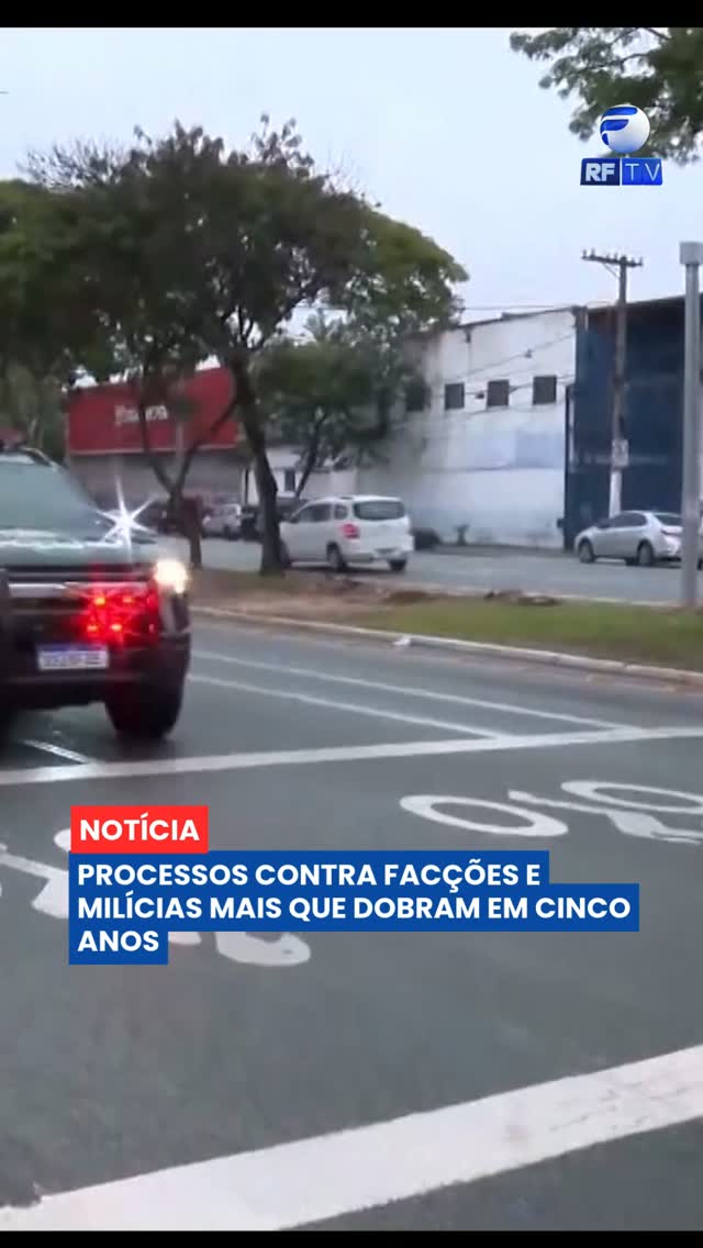 ⚖️ O número de processos relacionados a organizações criminosas e milícias cresceu de forma expressiva no Brasil nos últimos cinco anos, segundo dados do Conselho Nacional de Justiça (CNJ).

O levantamento mostra que as novas ações penais na primeira instância passaram de cerca de 1,7 mil, em 2020, para 3,3 mil, em 2025 — uma alta de 98%. No mesmo período, o número de processos pendentes de julgamento saltou de aproximadamente 5 mil para 13 mil, crescimento de 155,9%.

O CNJ lançou um painel específico para acompanhar esses processos e identificar gargalos na atuação da Justiça. No primeiro semestre de 2026, foram registrados 13.786 julgamentos relacionados ao crime organizado, entre ações penais, recursos e outros processos.

O que esses números revelam sobre o avanço do crime organizado no país? Comente.

#RFTV #PortalVeloz #CrimeOrganizado #CNJ #Segurança #Justiça