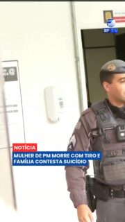 ⚠️ Larissa da Cruz Morata, de 29 anos, foi encontrada morta com um tiro na cabeça dentro da casa onde vivia com o marido, o policial militar Vinícius Costa Silva, em Embu das Artes, na Grande São Paulo.
O PM afirmou que a esposa teria cometido suicídio com a arma dele. A família, porém, contesta essa versão e afirma que Larissa havia decidido terminar o relacionamento e pretendia deixar a residência com o filho.
A Polícia Civil trata o caso como morte suspeita. A trajetória do disparo e outros elementos da perícia levantaram dúvidas sobre a hipótese apresentada pelo policial. Vinícius foi preso temporariamente, e exames periciais e balísticos continuam sendo realizados para esclarecer as circunstâncias da morte.
👉 Acompanhe a RFTV para novas informações sobre a investigação.
#RFTV #PortalVeloz #EmbuDasArtes #Polícia #Investigação #Segurança