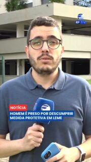 🚔 Um homem foi preso na noite de segunda-feira (7), em Leme, suspeito de descumprir uma medida protetiva que determinava seu afastamento da ex-companheira.
Segundo a Polícia Militar, a equipe foi acionada após uma denúncia e encontrou o homem dentro da residência, no Jardim Primavera. A mulher apresentou a medida judicial aos policiais e relatou que teria sido atingida com um soco no braço e que alguns objetos do imóvel também teriam sido danificados.
O suspeito afirmou aos policiais que considerava a casa como sua e que não acreditava na validade da medida protetiva. Ele recebeu voz de prisão, foi encaminhado à Central de Polícia Judiciária e teve a prisão ratificada, permanecendo à disposição da Justiça.
👉 Acompanhe a RFTV para mais informações sobre casos de segurança e violência doméstica.
#RFTV #PortalVeloz #Leme #ViolênciaDoméstica #MedidaProtetiva #Segurança