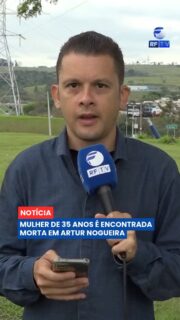 🚨 Uma mulher de 35 anos foi encontrada morta em uma estrada rural de Artur Nogueira, no interior de São Paulo. A vítima foi identificada como Talita Ramos Andrade.
Segundo as informações da ocorrência, Talita havia deixado a cidade após o fim de um relacionamento de cerca de 20 anos e, de acordo com familiares, estava com medo de ameaças. Ela retornou ao município no último fim de semana para devolver um carro ao ex-companheiro e, depois disso, não foi mais vista.
O corpo foi localizado na Estrada da Torre, próximo à entrada de um condomínio, por um morador que acionou a Guarda Municipal. A Polícia Civil investiga o caso como feminicídio e trabalha para esclarecer a dinâmica e a autoria do crime.
👉 Acompanhe o Portal Veloz para novas informações sobre a investigação.
#RFTV #PortalVeloz #ArturNogueira #Feminicídio #ViolênciaContraAMulher #Polícia