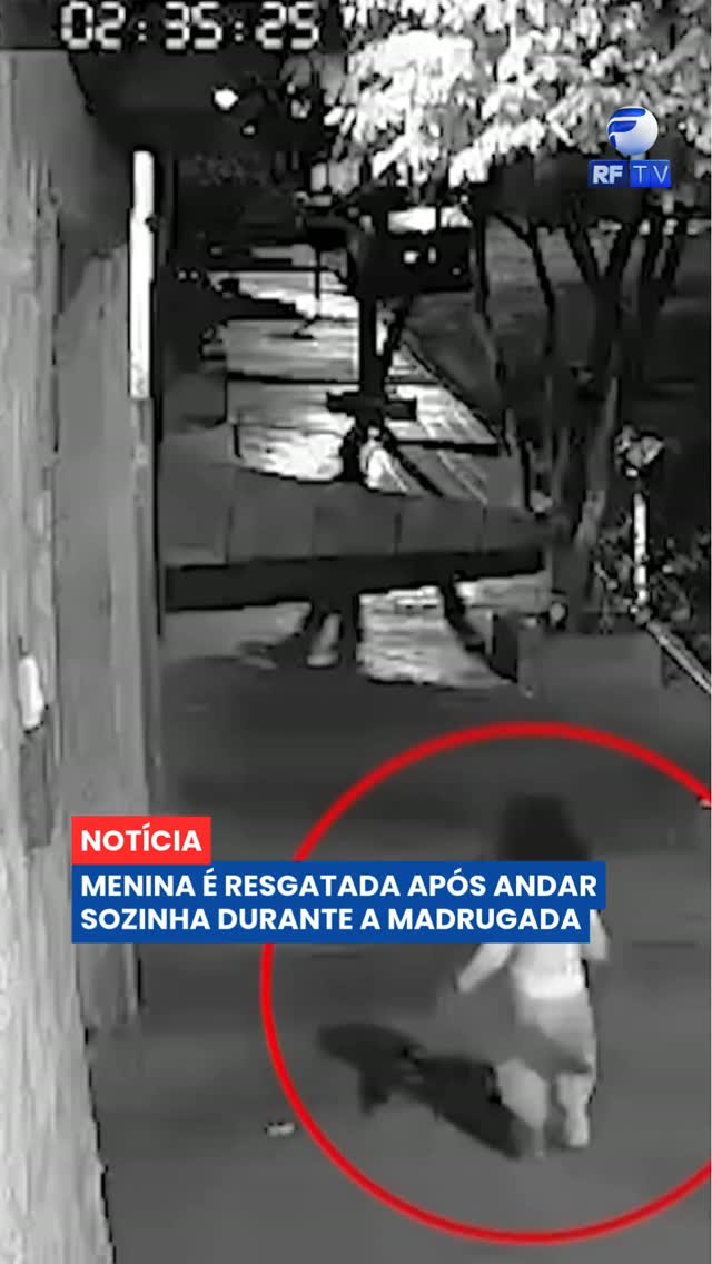 Uma menina de apenas 2 anos foi encontrada sozinha durante a madrugada em uma rua de Ribeirão Preto, no interior de São Paulo 👧

Segundo as informações apuradas, a criança foi vista caminhando pela calçada por volta das 2h35. Imagens de câmeras de segurança mostram o momento em que ela tenta subir um degrau, atravessa a rua e segue caminhando sozinha. Pouco depois, uma moradora encontrou a menina e acionou a Polícia Militar, que garantiu o resgate em segurança.

A mãe percebeu o desaparecimento apenas ao acordar para trabalhar, por volta das 5h, e acionou o Corpo de Bombeiros. Em depoimento, ela informou que a filha conseguiu sair de casa passando pelas grades do portão enquanto todos dormiam. O caso será acompanhado pelas autoridades competentes para apurar as circunstâncias da ocorrência.

Na sua opinião, quais medidas podem ajudar a evitar situações como essa? 💬

#RFTV #PortalVeloz #SaoPaulo #Seguranca #Noticias #Brasil