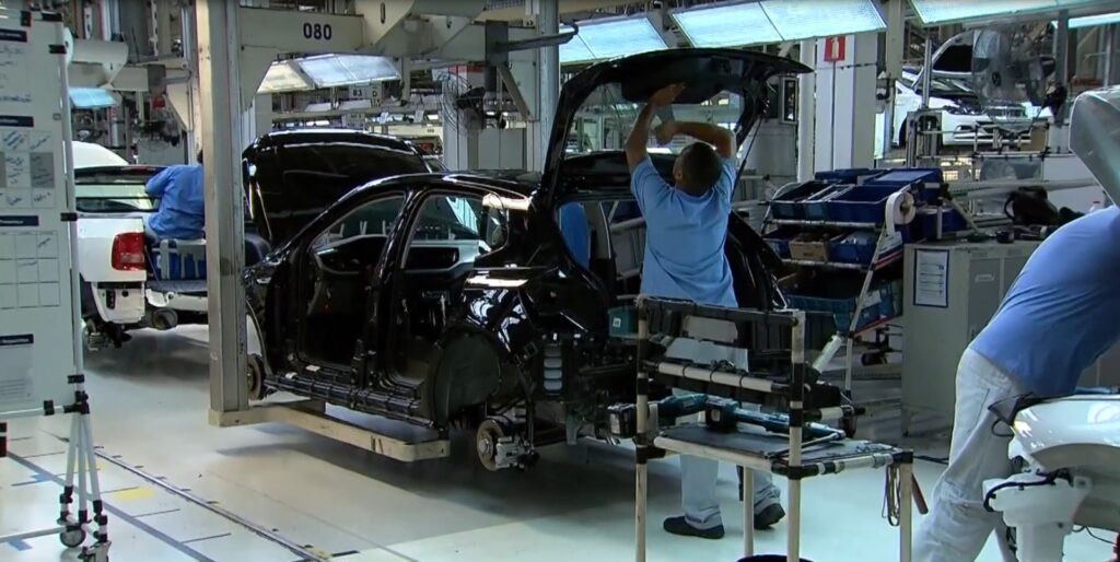 Cresce a produção de carros novos